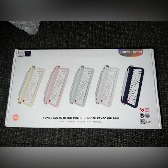 NIB Retro Wireless Typewriter Keyboard - Picture 2 of 12